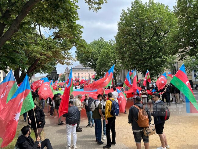 Berlində güney azərbaycanlılar etiraz aksiyası keçirib - YENİLƏNİB + VİDEO