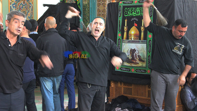 AŞURA GÜNÜ BAKIDA: Gizli zəncir vuranlar, özünü döyənlər, dilənçilər ... VİDEO+FOTO