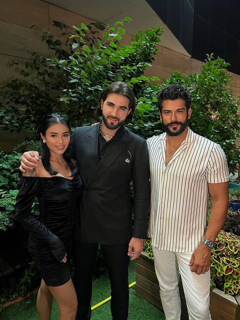 Rusiyada yaşayan azərbaycanlı müğənni Burak Özcivitlə bir arada