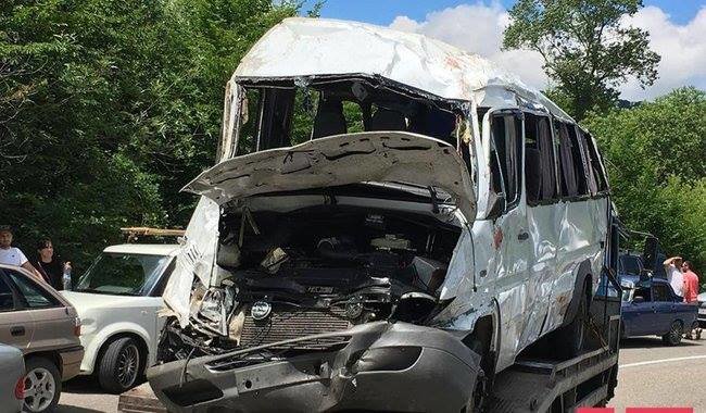 Bakıda dəhşət: Şagirdləri daşıyan avtobus aşdı, 4-nün vəziyyəti ağırdır – FOTO