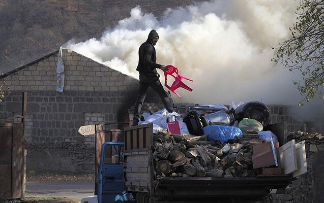 Ermənilər unitazdan sonra dam örtüklərini də söküb aparırlar - FOTOLAR