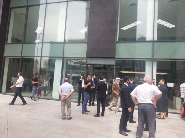 DOST mərkəzində problem - Vətəndaşlar çöldə qaldı - FOTO