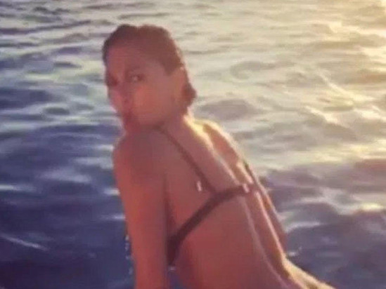 Məşhur müğənni erotik görüntülərini yaydı - FOTOLAR