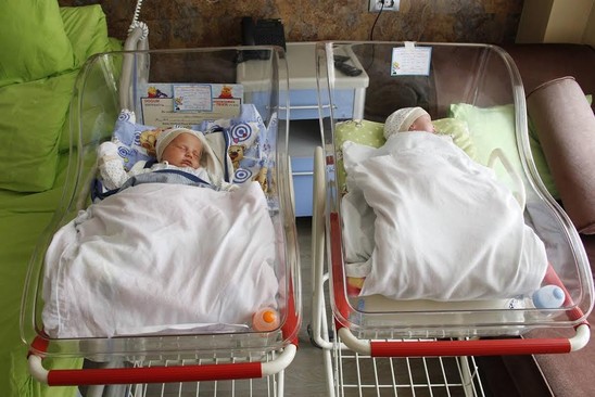 İrina Makarova və əkizləri Baku Medical Plaza-dan evə buraxıldı - FOTOLAR