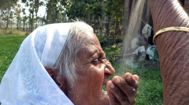 Hindistanlı qadın qum ilə qidalanır - FOTOLAR