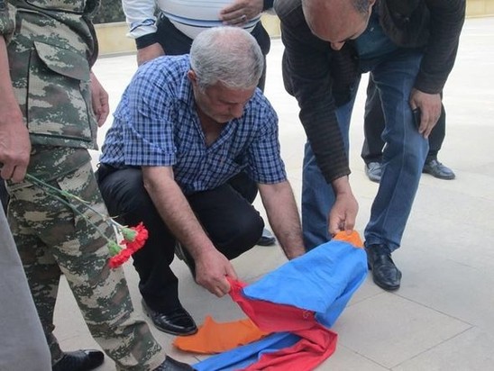 Bakıda Ermənistan bayrağı yandırıldı - FOTOLAR