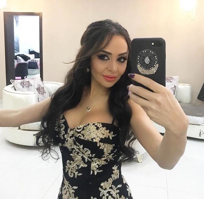 Qızı bu fotolara görə tanınmış aparıcıya irad tutdu: "Belə geyinmə"