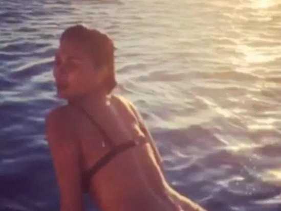 Məşhur müğənni erotik görüntülərini yaydı - FOTOLAR