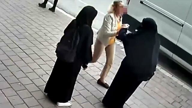 OLAY! Küçənin ortasında çadra geyindikləri üçün bu qadınlara... - FOTOLAR