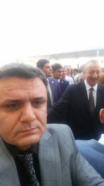 İlham Əliyev jurnalistlərlə selfi çəkdirdi - FOTOLAR