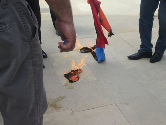 Bakıda Ermənistan bayrağı yandırıldı - FOTOLAR