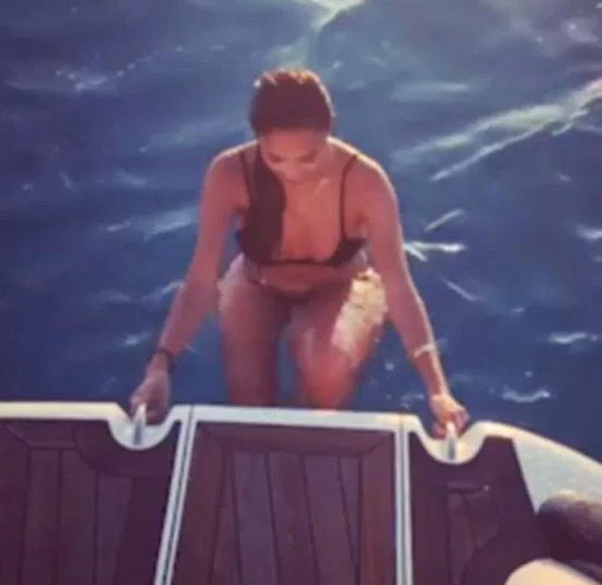 Məşhur müğənni erotik görüntülərini yaydı - FOTOLAR