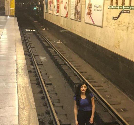 Bakı metrosunda gecə saat 4-də relslər üzərində şəkil çəkdirən qız kimdir? - FOTOLAR+ VİDEO