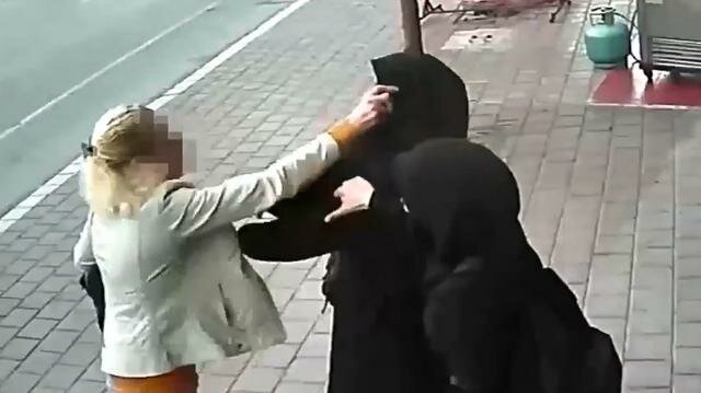 OLAY! Küçənin ortasında çadra geyindikləri üçün bu qadınlara... - FOTOLAR