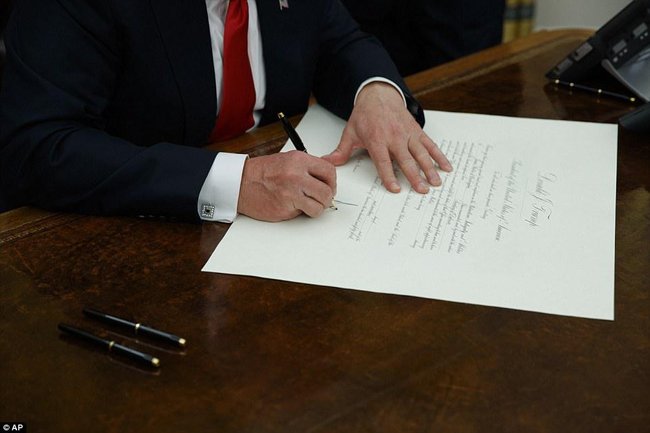 Tramp ilk fərmanlarını imzaladı: Obamanın göstərişləri ləğv olunur - FOTOLAR