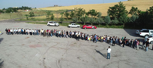 300 nəvə babanı təbrik etmək üçün sıraya düzüldü – Foto