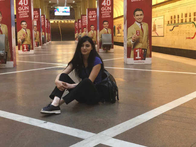 Bakı metrosunda sensasion görüntü: Qız gecə saat 4-də relsin üstünə düşdü - FOTOLAR