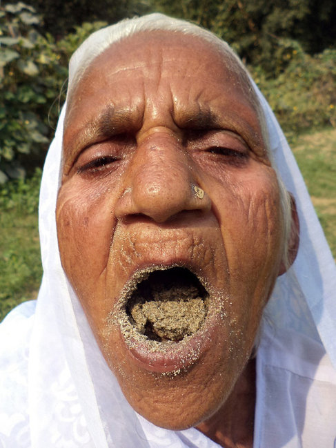Hindistanlı qadın qum ilə qidalanır - FOTOLAR