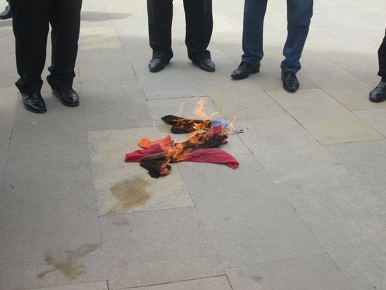 Bakıda Ermənistan bayrağı yandırıldı - FOTOLAR