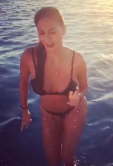 Məşhur müğənni erotik görüntülərini yaydı - FOTOLAR