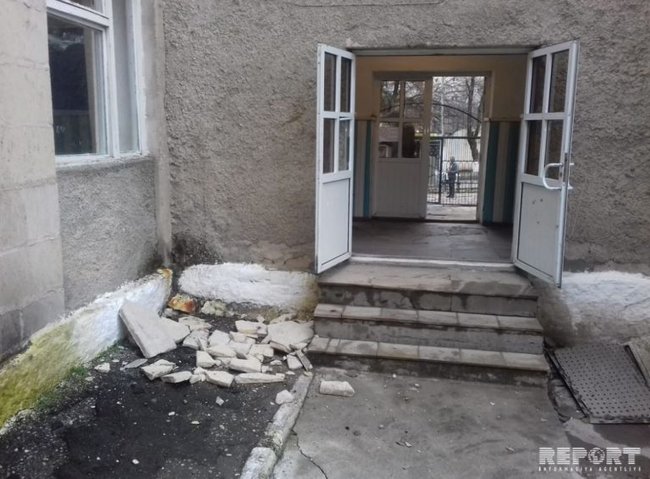 Zəlzələdən sonra məktəb qəzalı vəziyyətə düşdü, dərslər dayandırıldı – Fotolar