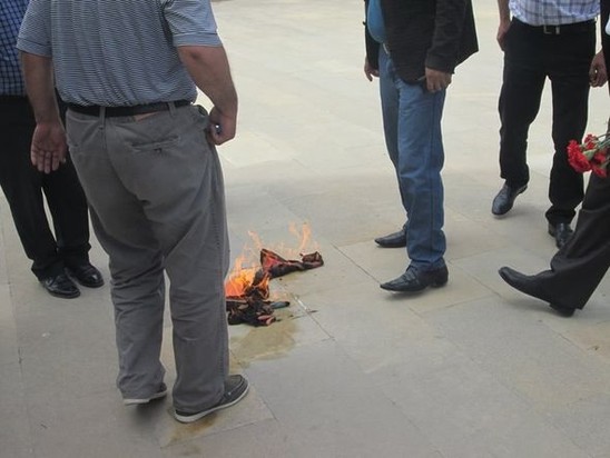 Bakıda Ermənistan bayrağı yandırıldı - FOTOLAR