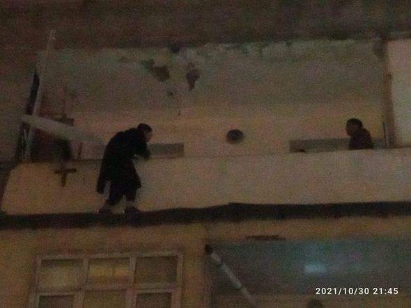 Bakıda intihara cəhd edən şəxsin xilas edilmə görüntüləri - FOTO