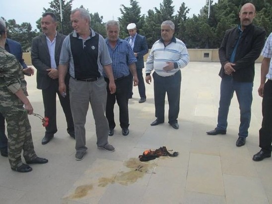 Bakıda Ermənistan bayrağı yandırıldı - FOTOLAR