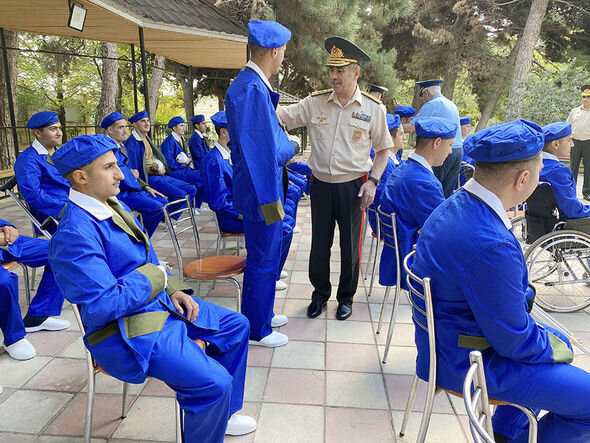 Müdafiə naziri hərbi hospitalda müalicə alan yaralılarla görüşdü - FOTO