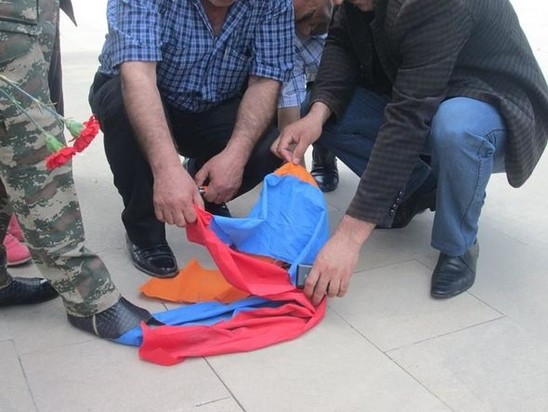 Bakıda Ermənistan bayrağı yandırıldı - FOTOLAR