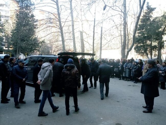 Həkim səhlənkarlığının qurbanı olan tanınmış şəxs son mənzilə yola salındı.. - FOTO/VİDEO