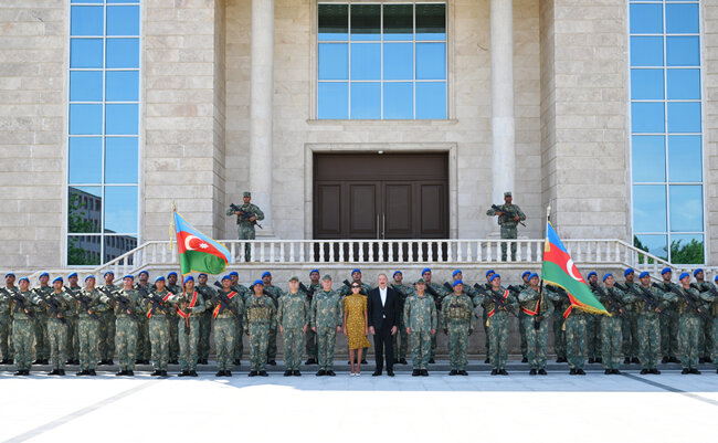 Prezident Döyüş bayraqlarının verilməsi mərasimində - Fotolar