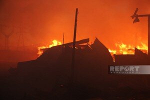 Bakıda taxta bazarında baş verən yanğın yerindən FOTOLAR