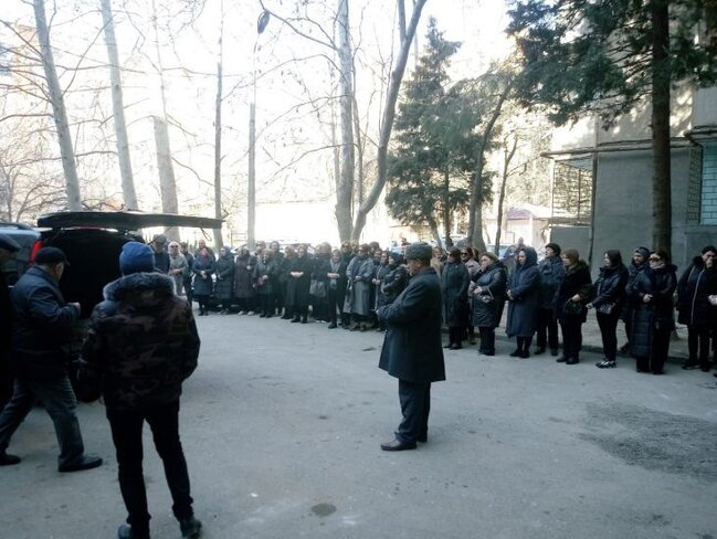 Həkim səhlənkarlığının qurbanı olan tanınmış şəxs son mənzilə yola salındı.. - FOTO/VİDEO