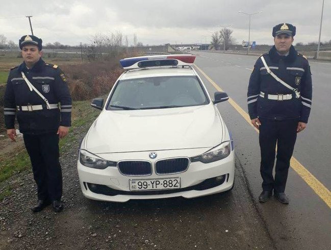 Azərbaycanda polis əməkdaşları suya atılıb ana ilə körpəsini boğulmaqdan belə xilas etdi - FOTO