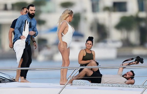 52 yaşlı Pamela Anderson reklam çəkilişində SİNƏSİNİ AÇDI - FOTO/VİDEO