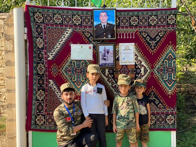 Məşhur azərbaycanlı modelyer Diana Ahadpur şəhidimizin 3 övladını himayəsinə götürdü