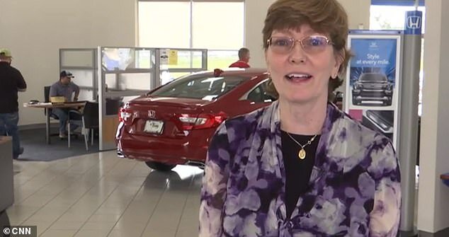 Müştərilər hər gün işə 5 saat piyada gələn ofisiant qıza MAŞIN ALDILAR - FOTO-VİDEO