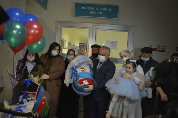 Şəhid Şahin Allahyarovun adını yaşadacaq yeni doğulmuş körpəsi xəstəxanadan evə buraxılıb - FOTO