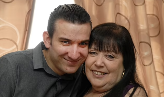 45 yaşlı qadın oğlunun 16 yaşlı sinif yoldaşına aşiq olub ərə getdi - 15 il birlikdədirlər - FOTO