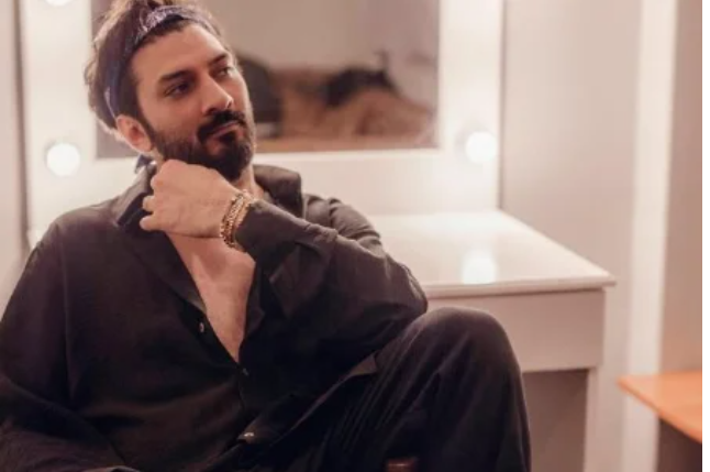 Defne onunla sevgilidir