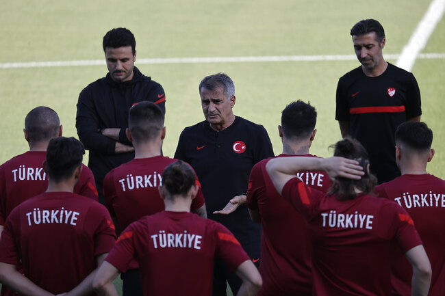 Türkiyə millisində ƏLBƏYAXA DAVA: Futbolçular Bakıda dalaşdılar