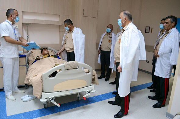 Müdafiə naziri hərbi hospitalda müalicə alan yaralılarla görüşdü - FOTO