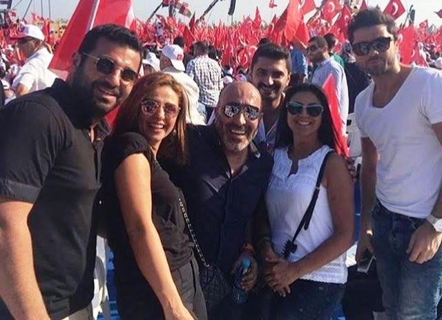 Azəri Günel sevgilisi ilə mitinqdə - FOTOLAR