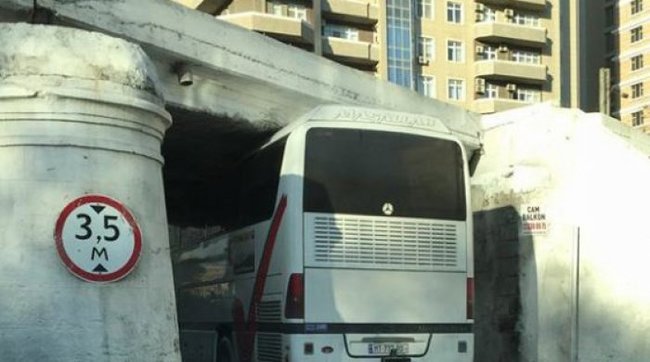 Bakıda sərnişin avtobusu körpüyə ilişdi - FOTO
