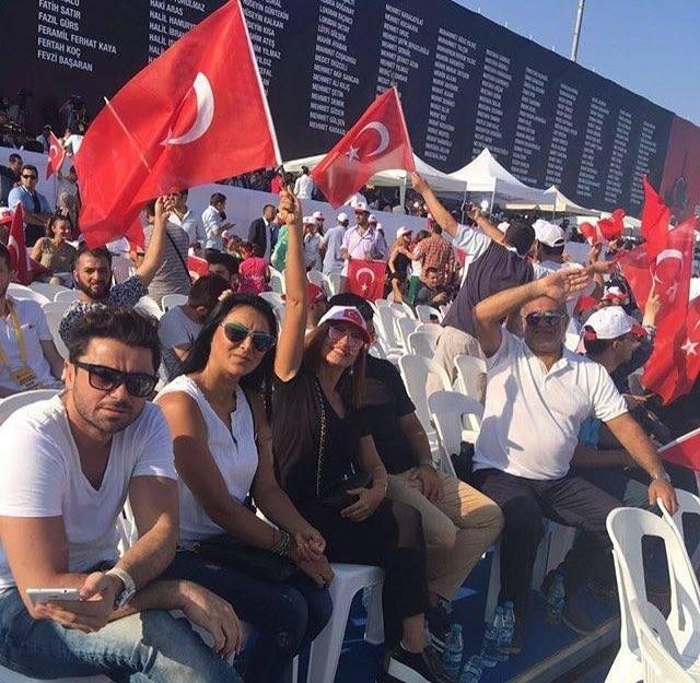 Azəri Günel sevgilisi ilə mitinqdə - FOTOLAR