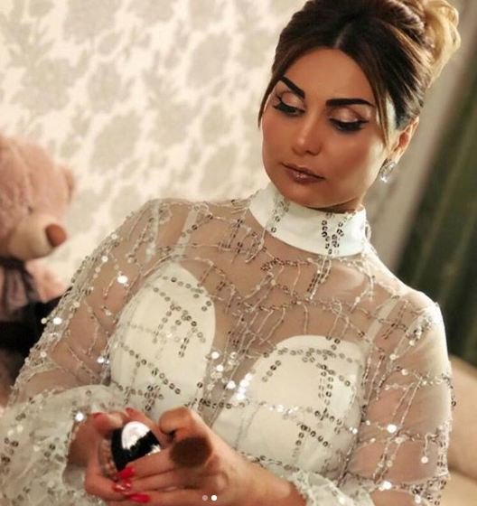 Şəbnəm Tovuzlu bəyaz geyimi ilə göz oxşadı - FOTO