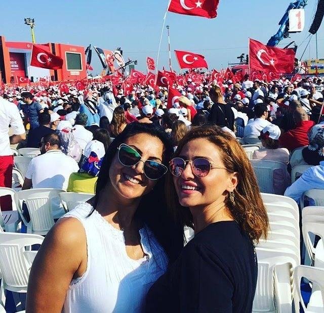 Azəri Günel sevgilisi ilə mitinqdə - FOTOLAR