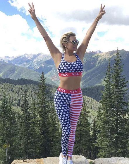 Sindi Krouford, Şeron Stoun və 50 yaşı ötən digər gözəllərin çimərlik FOTOLARI