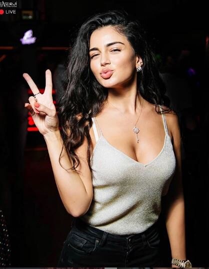 Ukraynada yaşayan Azərbaycan əsilli model gözəlliyi ilə göz qamaşdırır - FOTOLAR